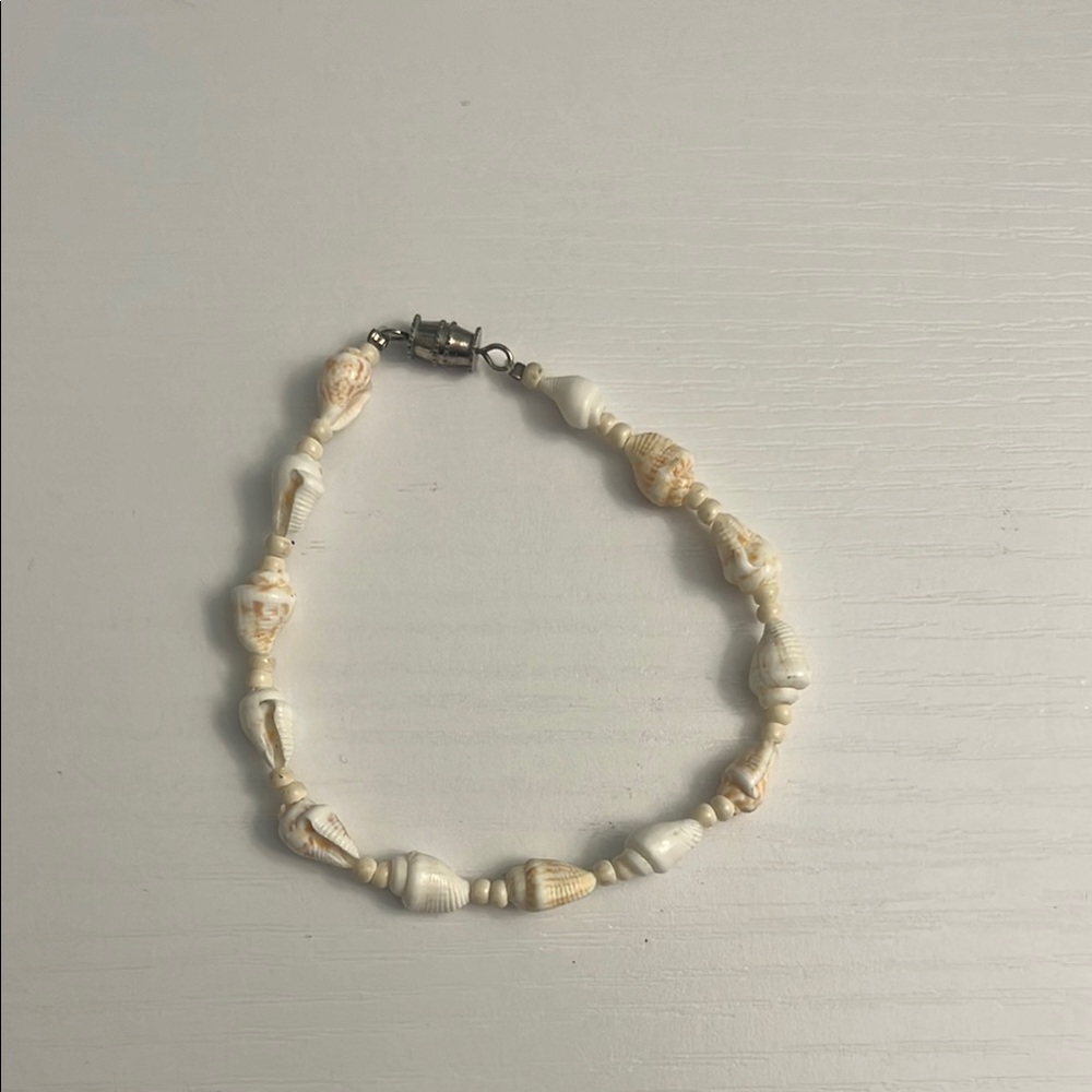 Elegant Shell Bracelet in Cream and Tan
